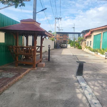 Ekaluk Place Inn Pattaya Bagian luar foto
