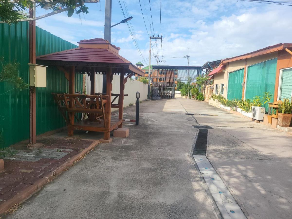 Ekaluk Place Inn Pattaya Bagian luar foto
